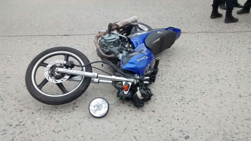 Chocó una camioneta y le secuestraron la moto