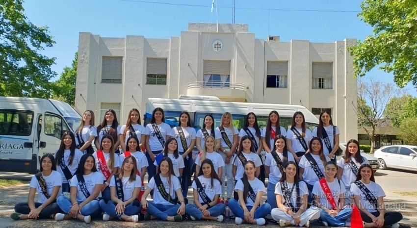 Las postulantes de Flor del Pago realizaron una visita guiada por la ciudad