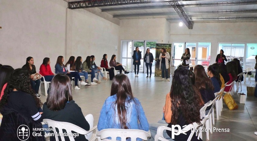 Las postulantes a Flor del Pago recibieron una charla sobre la historia de nuestra ciudad