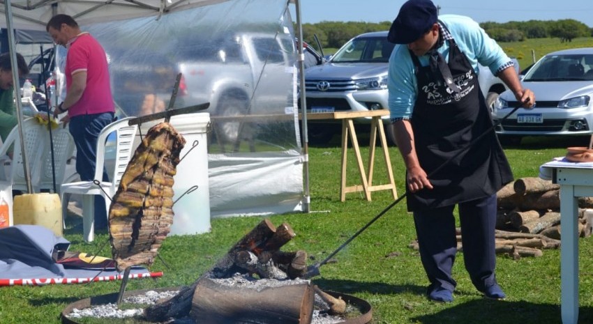 Concurso de asadores: el fuego ya cocina la carne