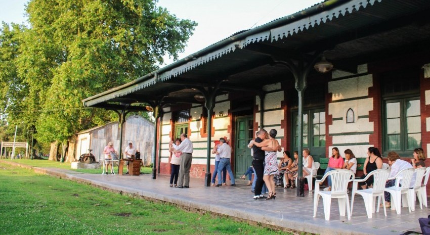 A puro tango en el andn ferroviario