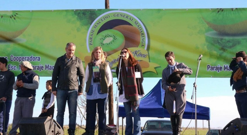 Los organizadores de la Fiesta del Kiwi dieron la bienvenida al pblico y agradecieron las muestras de apoyo y cario