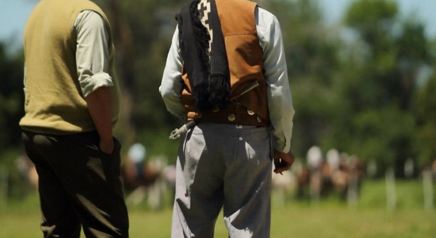 Gran jineteada patria en el predio de la Fiesta nacional del Gaucho