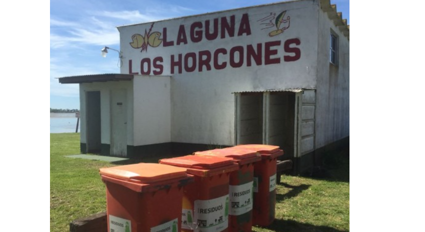 Funcionarias entregaron banderas oficiales; un kit de juegos  y cestos de residuos a La laguna Los Horcones
