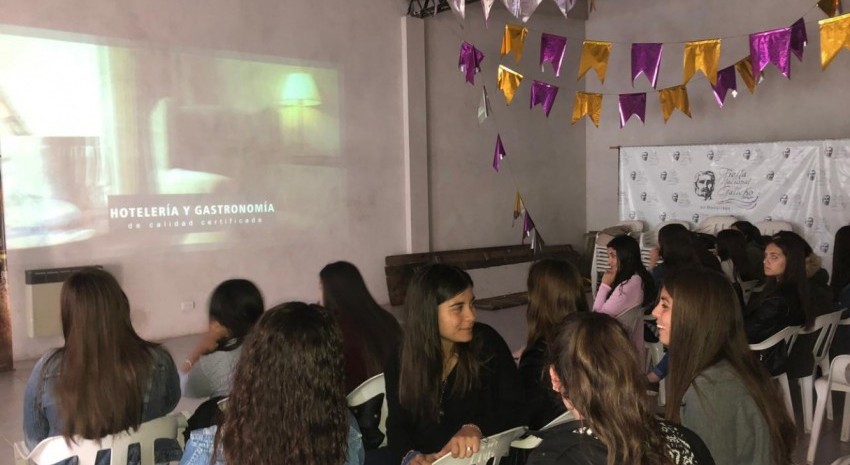 Las aspirantes a Flor del Pago recibieron una charla sobre Madariaga, 