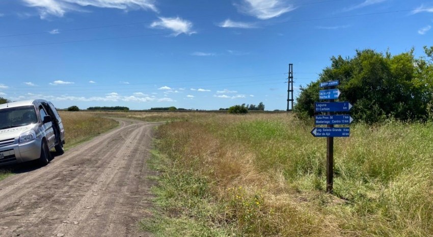 Se continúa con la colocación de carteles de señalización en caminos rurales