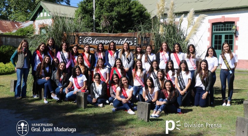 Las aspirantes a Flor del Pago iniciaron el paseo guiado por la ciudad