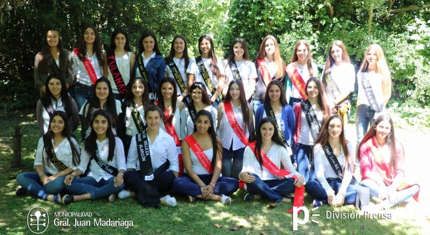 Las postulantes a Flor del Pago realizaron el tradicional paseo guiado por la ciudad