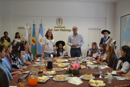 Popovich recibi a las reinas y asisti al desfile