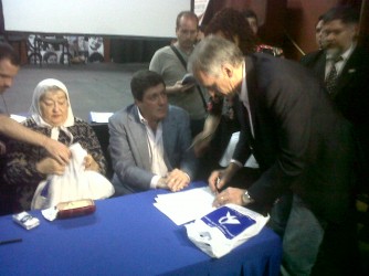 Acuerdo con Madres de Plaza de Mayo