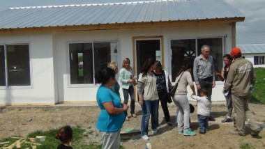 Popovich visit a beneficiarios de viviendas