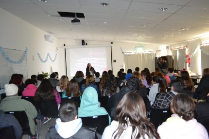 Charla sobre noviazgos violentos