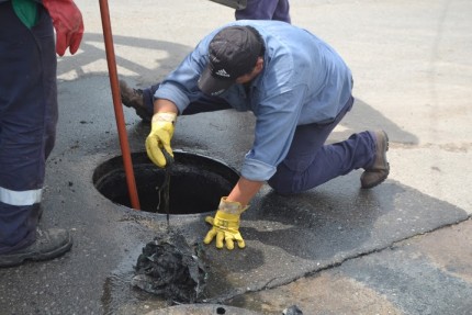 ABSA destap caeras en el Barrio Belgrano