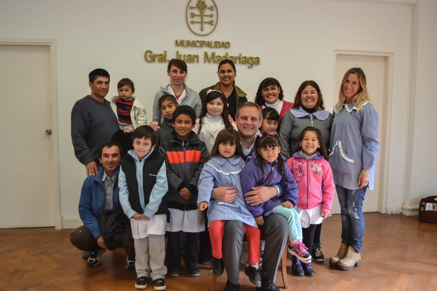 Esteban Santoro con Alumnos del Paraje Juancho