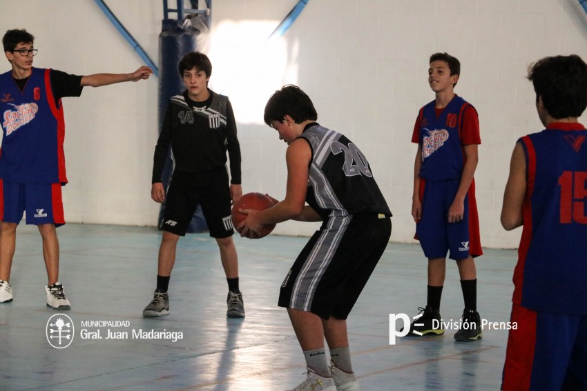 basquet en el Polideportivo Municipal