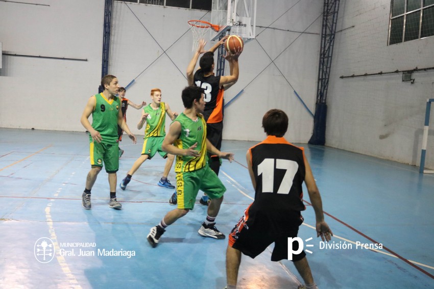 basquet en el polideportivo