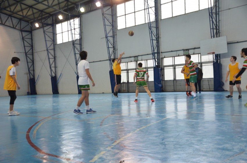 basquet en el polideportivo