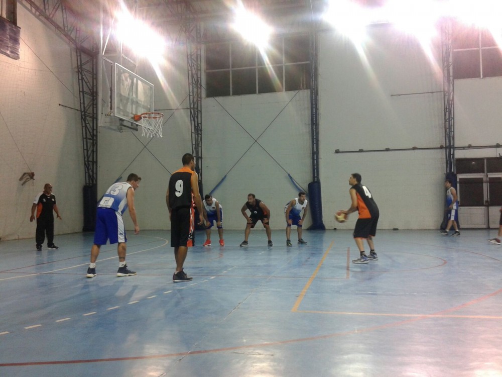 Basquet: Madariaga cay ante Pinamar en un encuentro amistoso