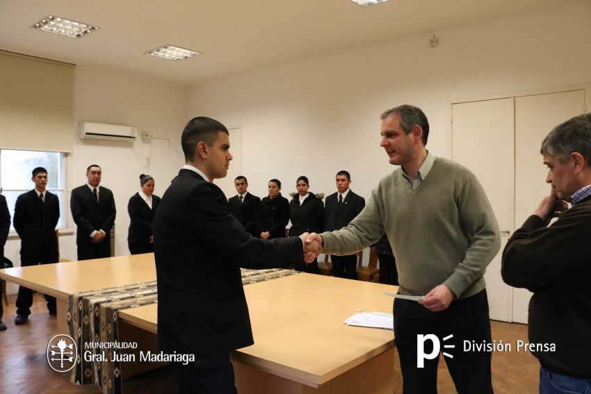 entrega de cheques a policia