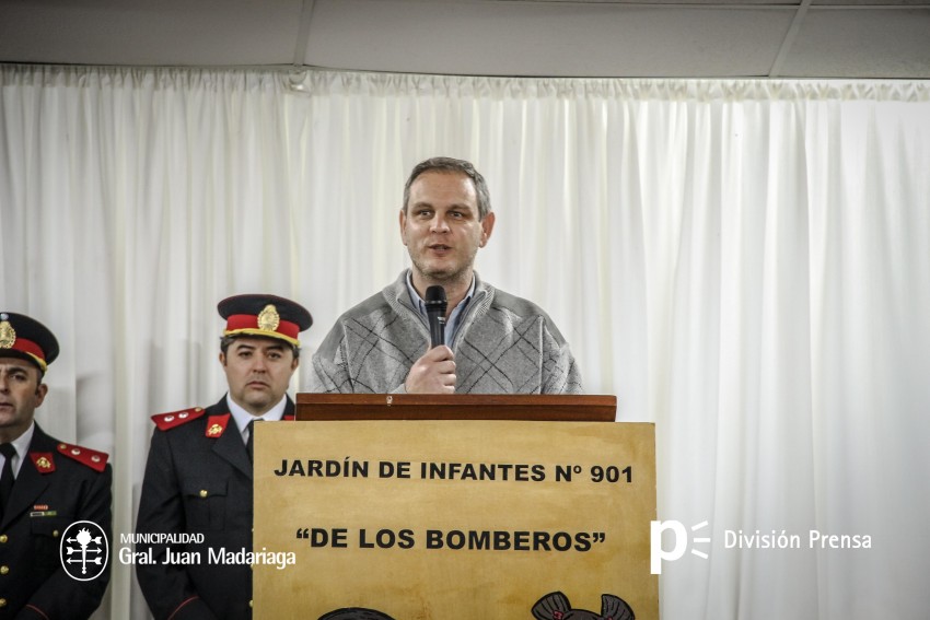 esteban santoro en acto de bomberos