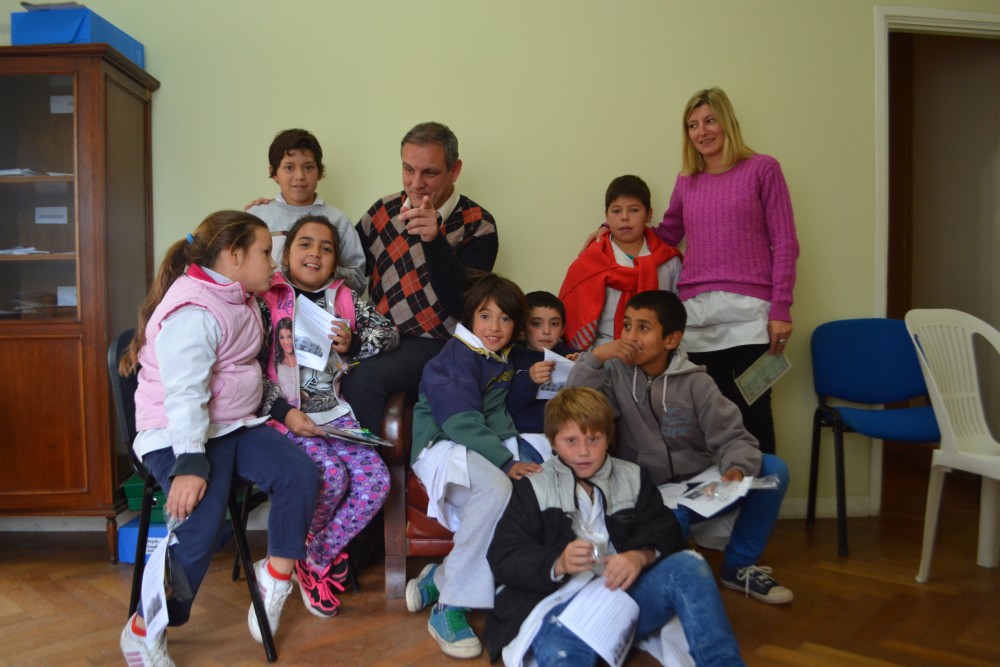 Esteban Santoro junto a chicos de la escuela 20