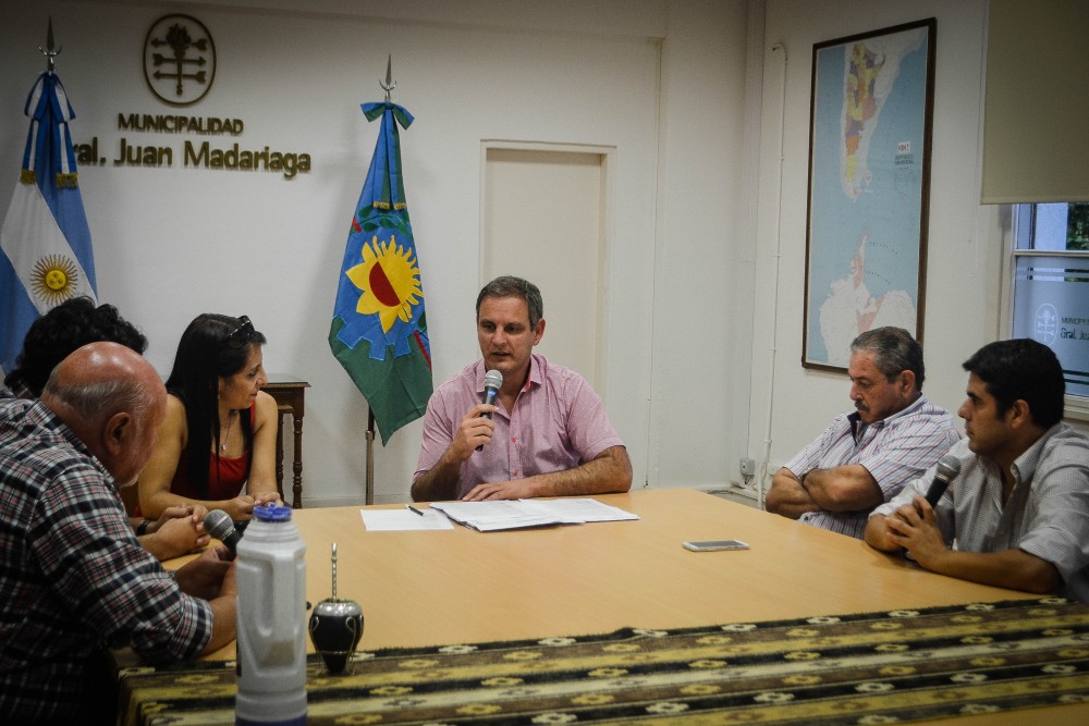 Esteban Santoro con periodistas de Madariaga