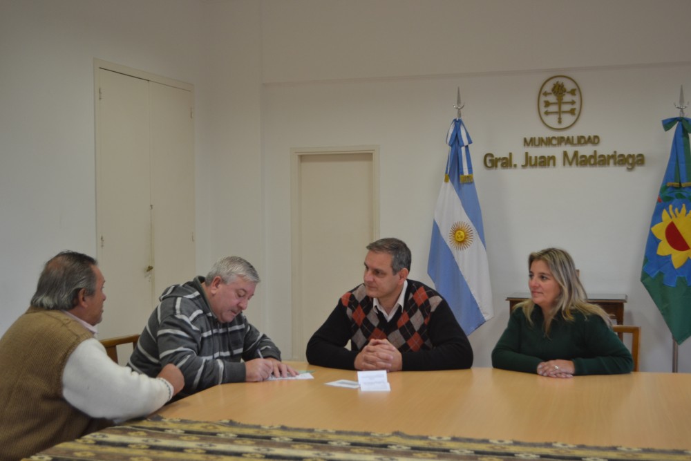 Esteban santoro entrega pensiones no contributivas