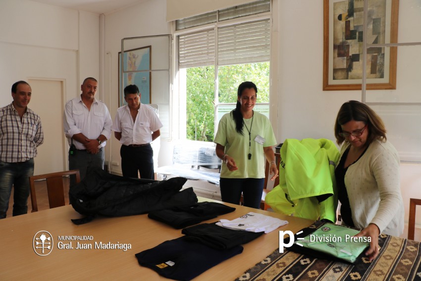 El Ejecutivo entreg� indumentaria a los empleados de la Secretar�a de 