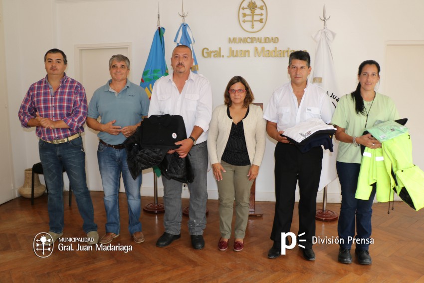 El Ejecutivo entreg� indumentaria a los empleados de la Secretar�a de 