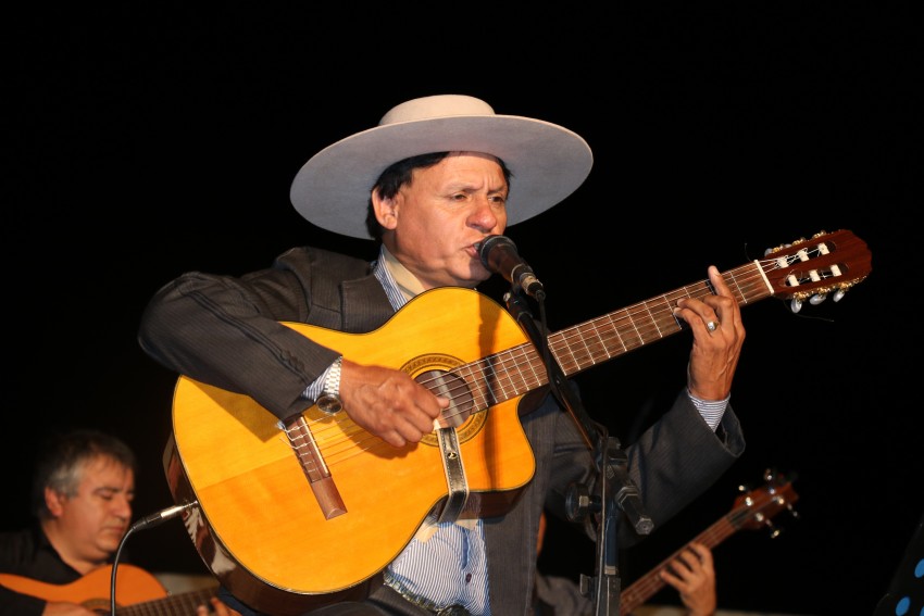 Centenares de personas recordaron a Argentino Luna en el Anfiteatro