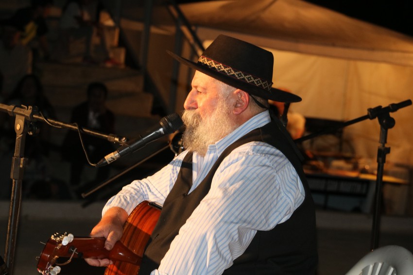 Centenares de personas recordaron a Argentino Luna en el Anfiteatro