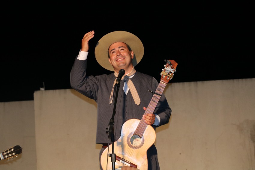 Centenares de personas recordaron a Argentino Luna en el Anfiteatro