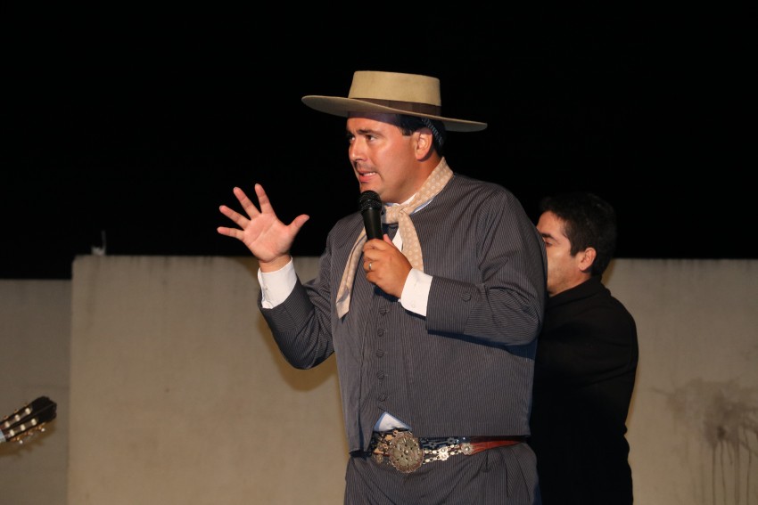 Centenares de personas recordaron a Argentino Luna en el Anfiteatro