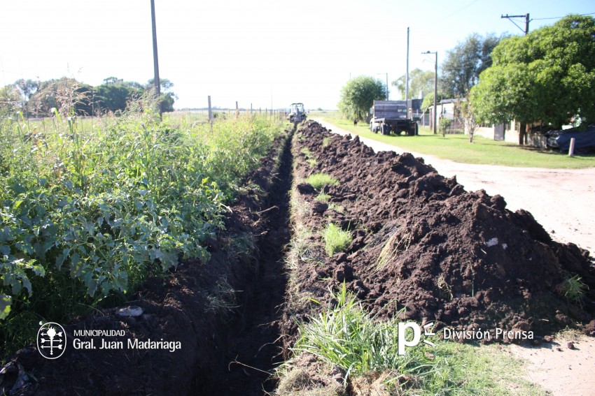 El municipio trabaja en la limpieza de dos canales a cielo abierto