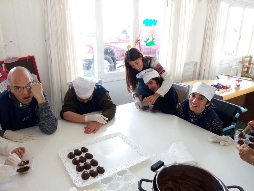 Los abuelos del Hogar colaboran en la fabricacin de huevos de Pascuas