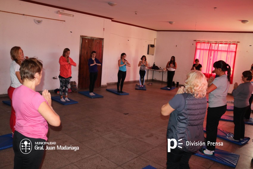 Iniciaron con xito las clases gratuitas de yoga