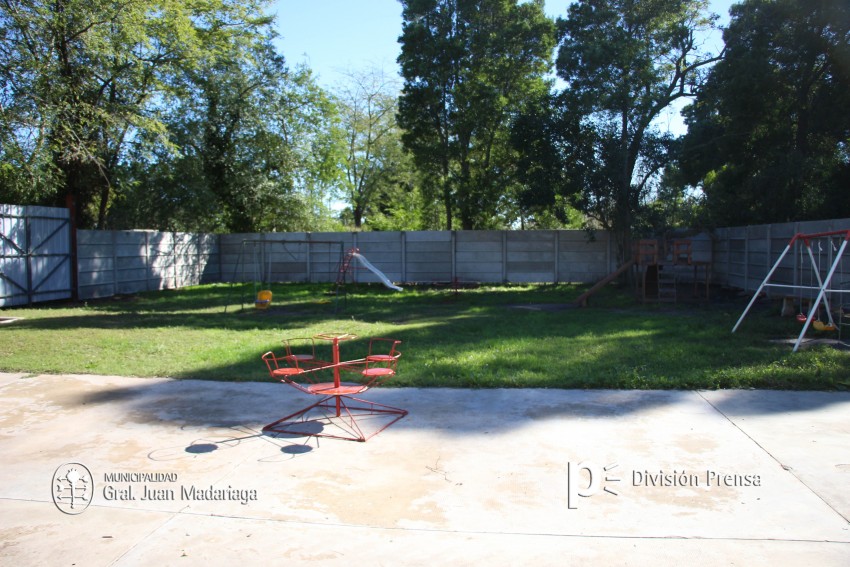 Construyeron un paredn en el jardn 908 con dinero del Fondo de Finan