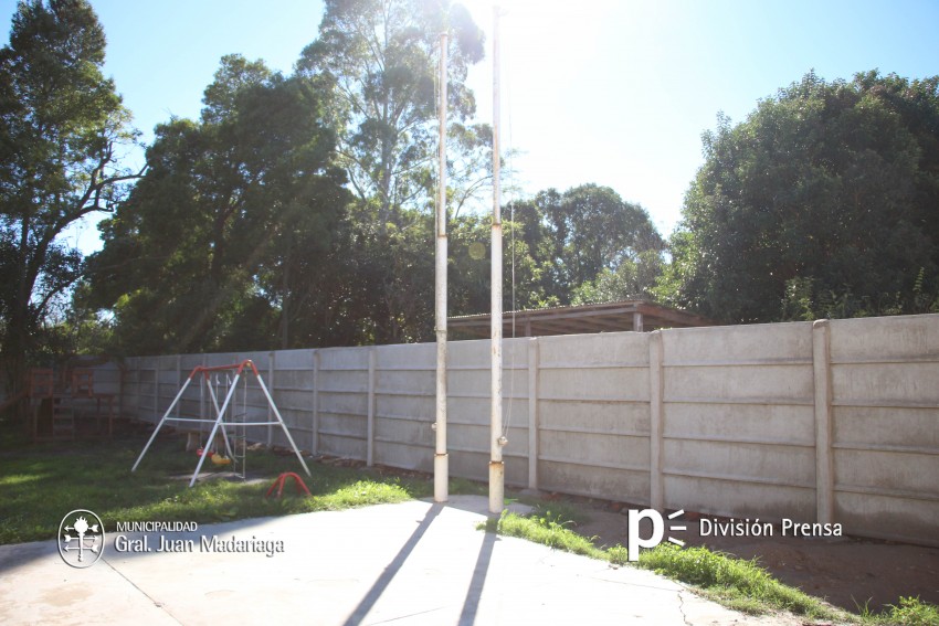 Construyeron un paredn en el jardn 908 con dinero del Fondo de Finan