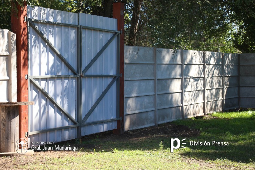 Construyeron un paredn en el jardn 908 con dinero del Fondo de Finan