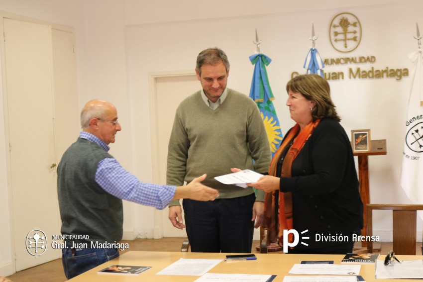 Santoro entreg reconocimientos a los artistas locales que no pudieron