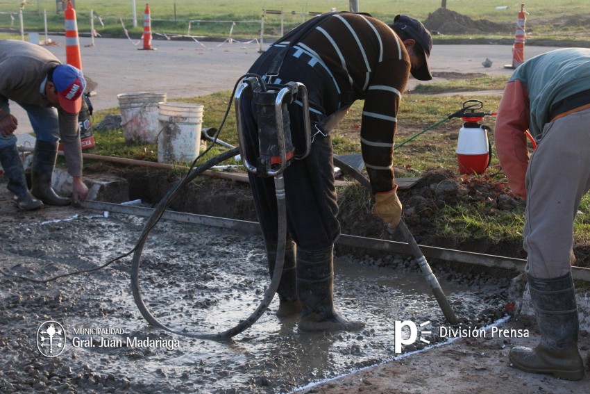 Persisten los trabajos de bacheo en la Av. Buenos Aires