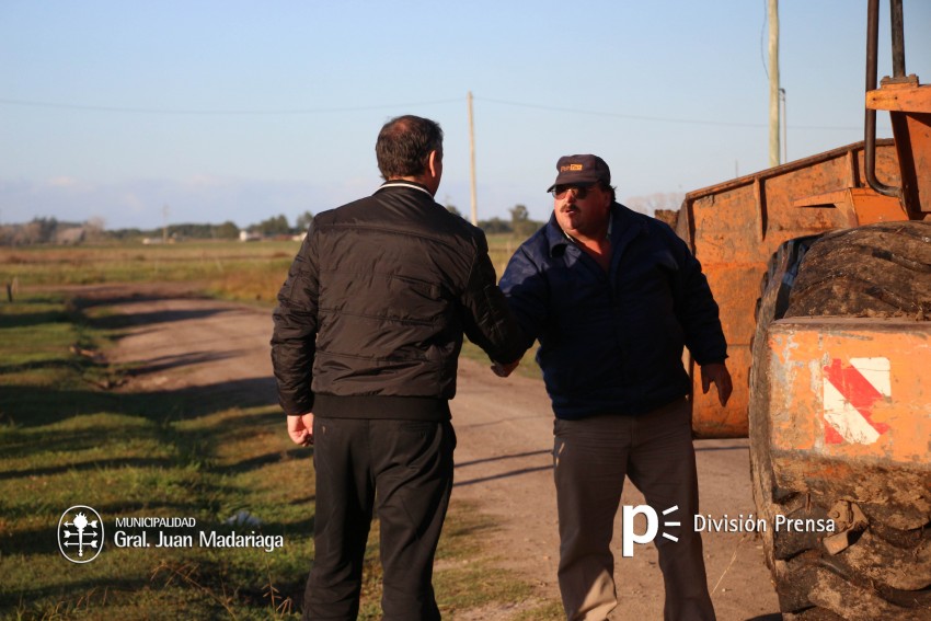 Mejoran las calles del barrio Los Pinos