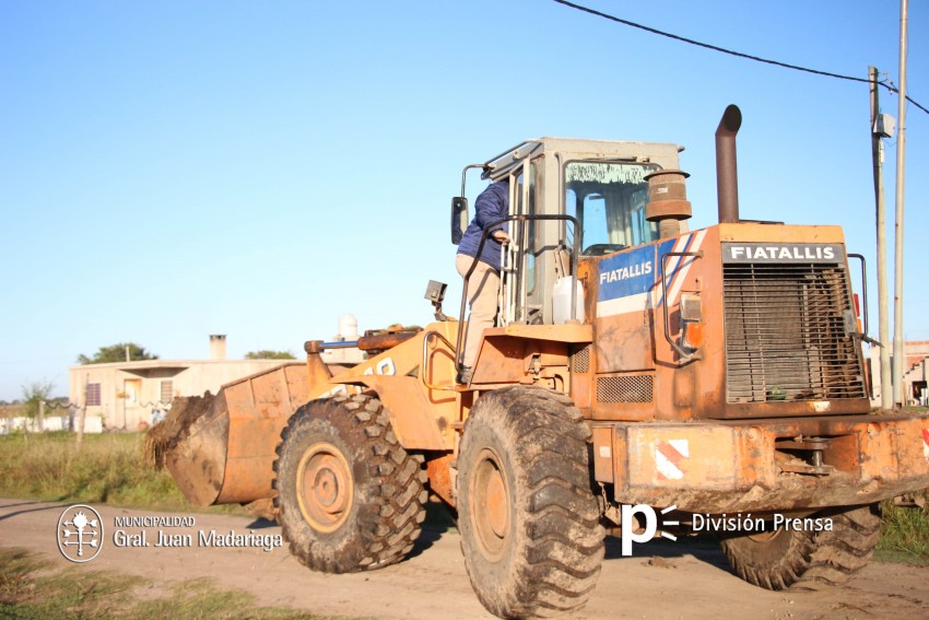 Mejoran las calles del barrio Los Pinos