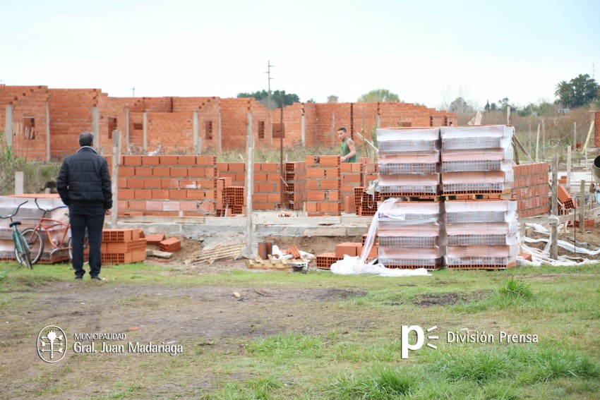 Santoro recorri la obra de las 36 viviendas