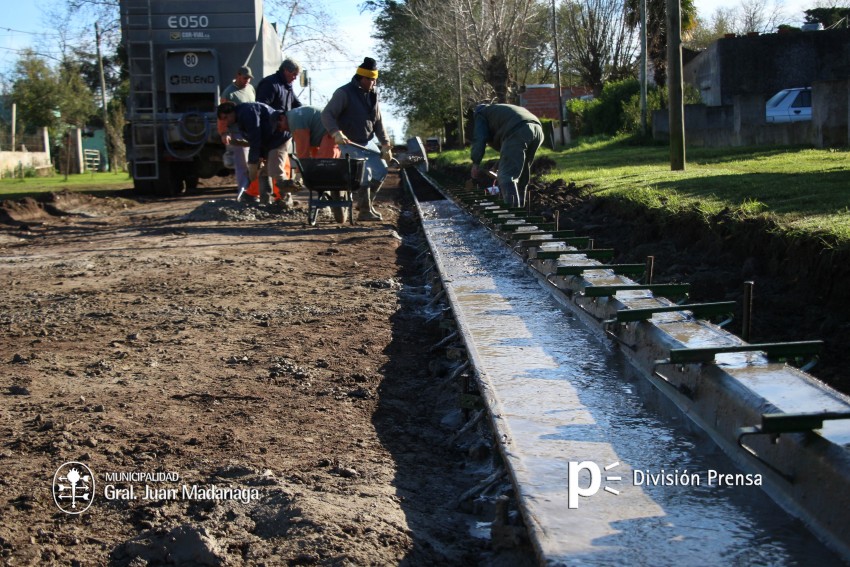 Cordn cuneta de calle Arias: comenzaron las tareas de relleno