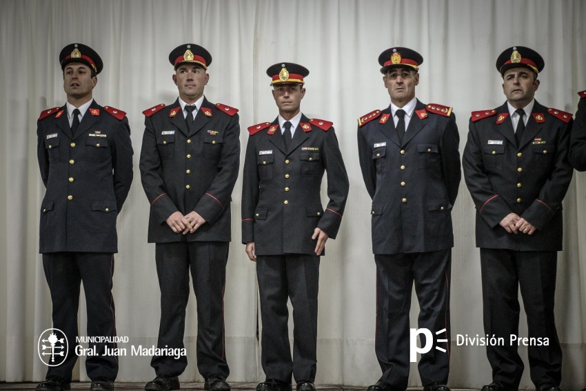 Ascensos, reconocimientos y emociones en el acto de Bomberos