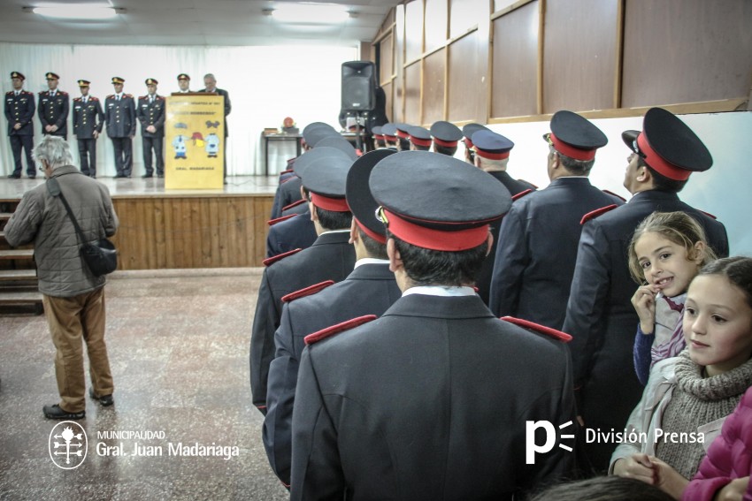 Ascensos, reconocimientos y emociones en el acto de Bomberos