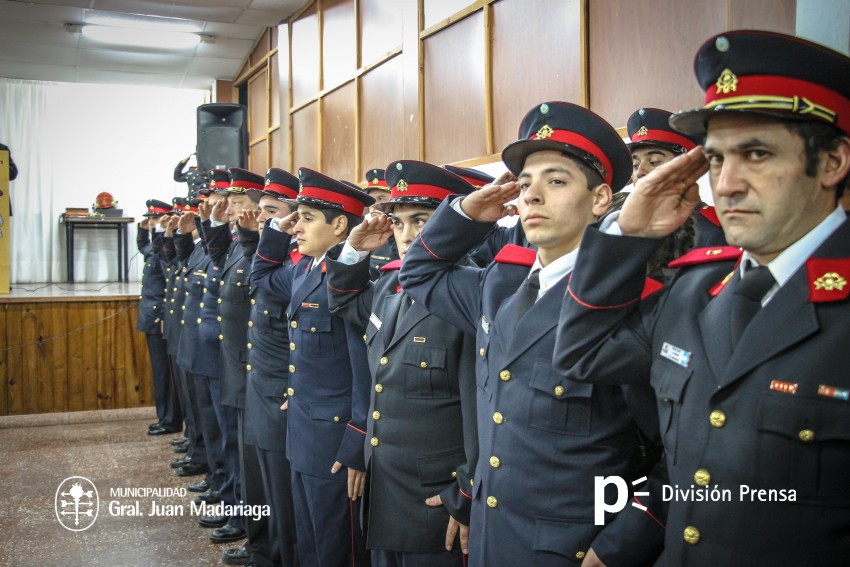 Ascensos, reconocimientos y emociones en el acto de Bomberos