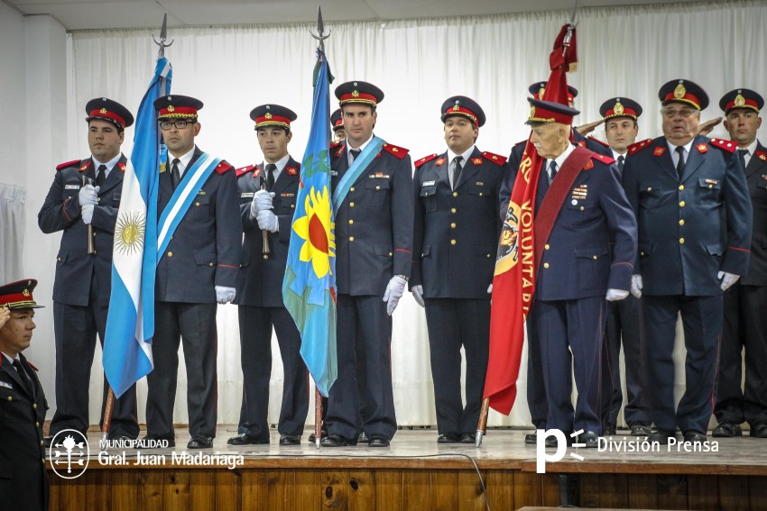Ascensos, reconocimientos y emociones en el acto de Bomberos