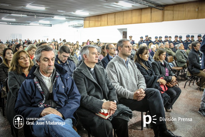 Ascensos, reconocimientos y emociones en el acto de Bomberos